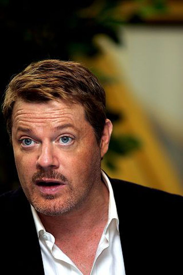 Eddie Izzard grínisti var stjarna kvöldsins Íslandsvinurinn fór á kostum í háði sínu en stjórnvöld í Bretlandi voru skotspænir kvöldsins.