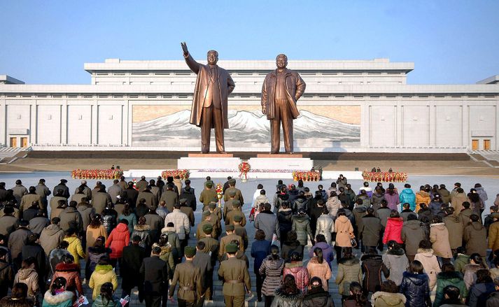 Íbúar Norður-Kóreu votta líkneskjum af feðgunum Kim Jong-il og Kim Il-song.