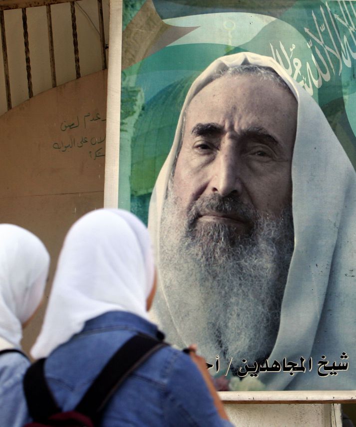 Einn þeirra sem ísraelskir hermenn hafa tekið af lífi án fyrirliggjandi dóms er Sheikh Ahmed Yassin, sem var andlegur leiðtogi Hamas-samtakanna. Myndin er tekin síðastliðið vor þegar Palestínumenn minntust þess að tvö ár voru liðin frá láti hans.