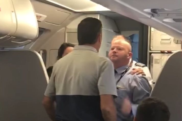 Flugþjóninum var heitt í hamsi.