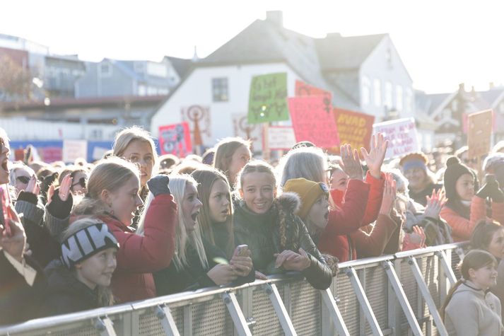 Lögregla segist hafa þurft að stækka lokanir í miðbænum í dag, svo mörg voru mætt.