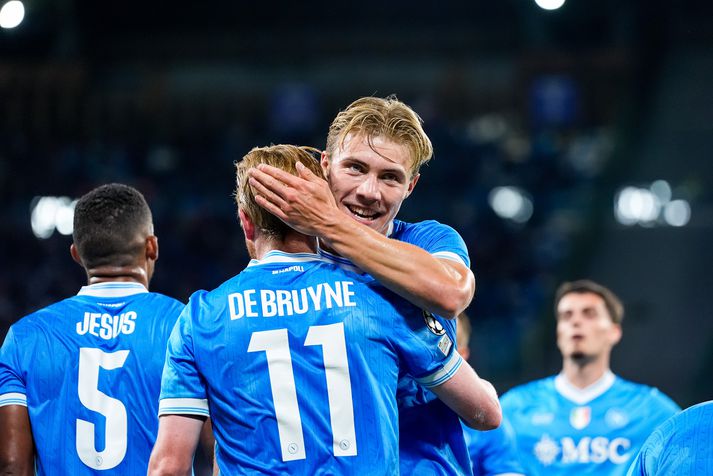 Rasmus Hojlund þakkar Kevin De Bruyne kærlega fyrir sig. 