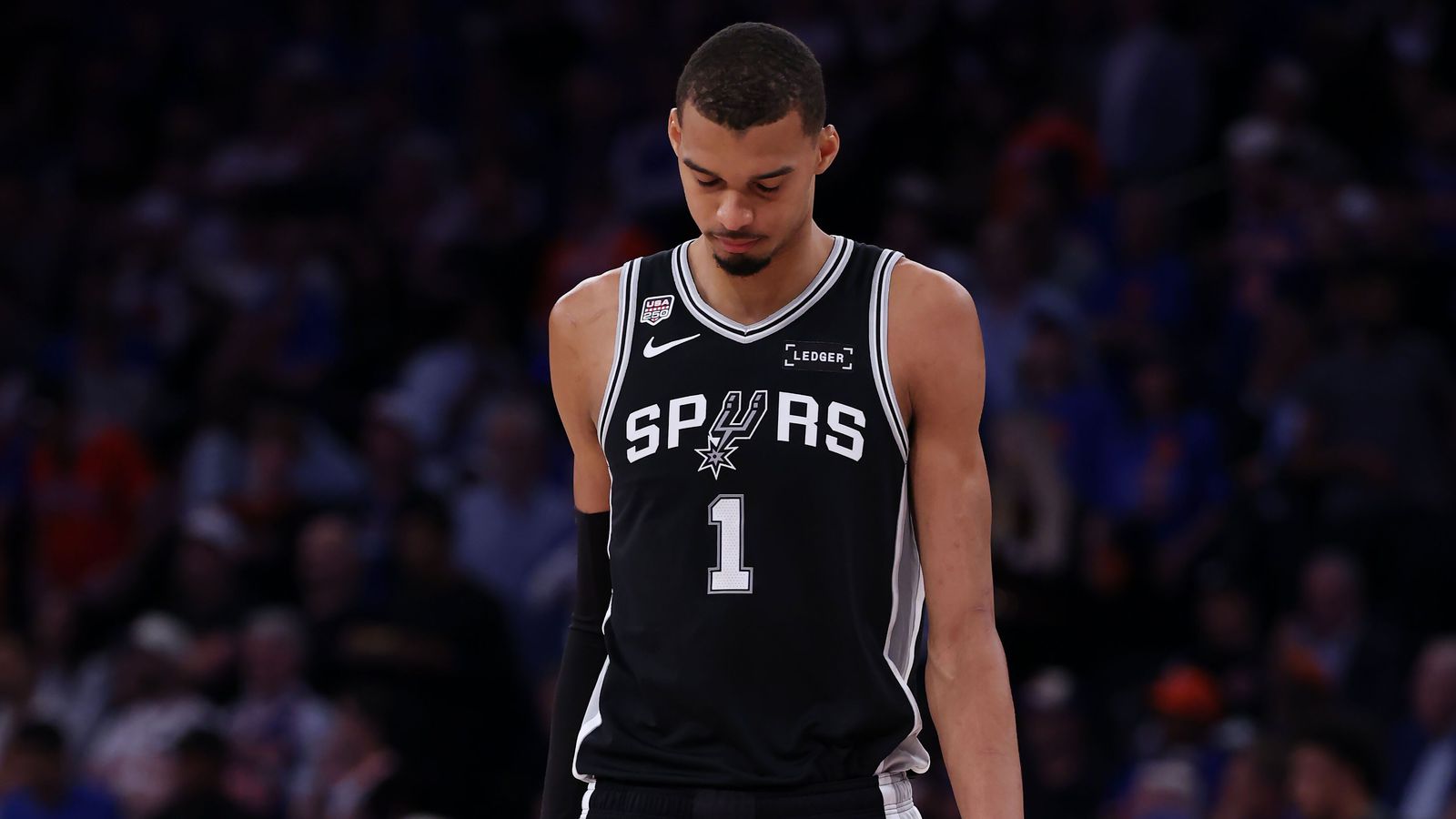 Stuðnings­menn Knicks köstuðu eggi í Wembanyama
