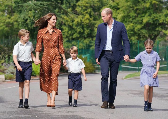 Hér má sjá Vilhjálm, Katrínu og börnin þeirra þrjú. Hjónin eru nú titluð prinsinn og prinsessan af Wales.