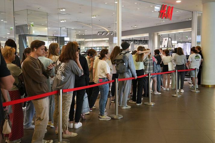 Fólk bíður í röð eftir því að komast inn í verlsun H&M í St. Pétursborg á miðvikudaginn.