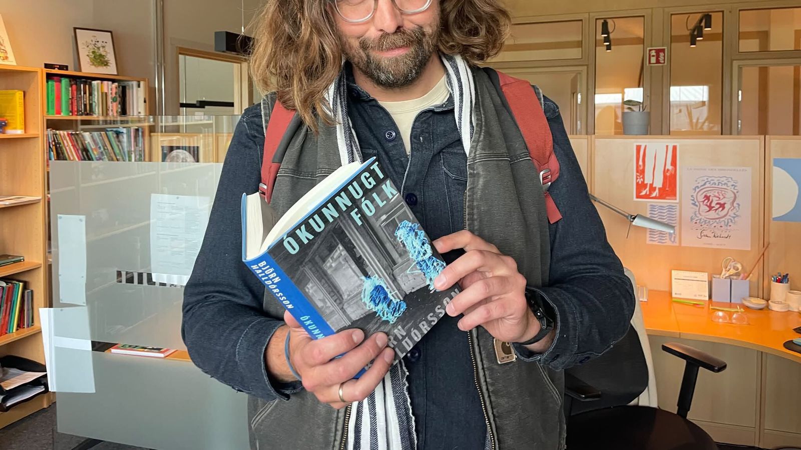 „Eins og þegar ein­angrunar­plasti er strokið eftir gler­rúðu“