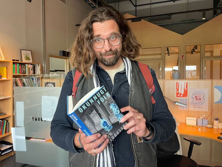 Björn Halldórsson rithöfundur fagnar nýútkominni bók sinni en það er ekki tekið út með sitjandi sældinni að senda frá sér nýja bók, einkum þegar umvandarar á samfélagsmiðlum eru annars vegar.