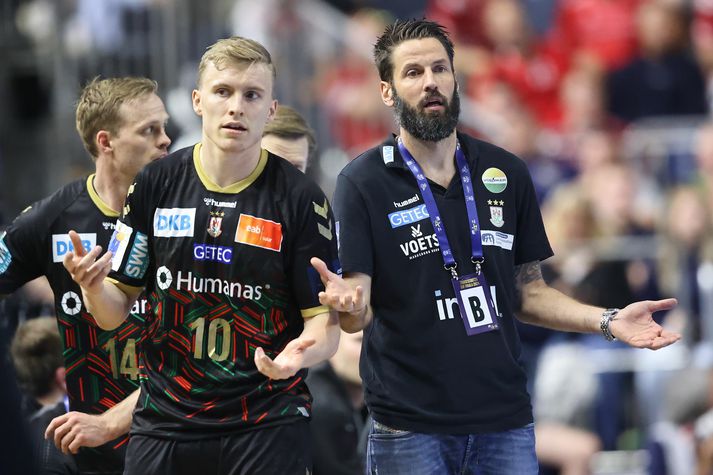 Gísli Þorgeir Kristjánsson og Bennet Wiegert, þjálfari Magdeburg, fórna höndum.