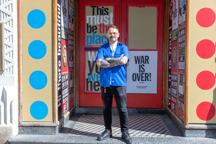 Framkvæmdastjórinn Sölvi Snær Magnússon mun standa vaktina á Laundromat. Hann býr að margvíslegri reynslu úr viðskiptalífinu, til að mynda er hann vanur því að steikja hamborgara fram á rauða nótt. Það mun eflaust koma sér vel í nýja starfinu.