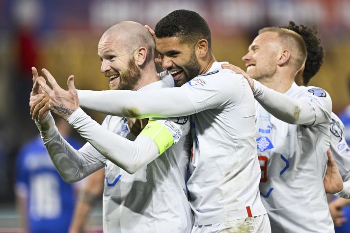 Aron Einar Gunnarsson fagnar þriðja marki sínu á móti Liechtenstein í gær.