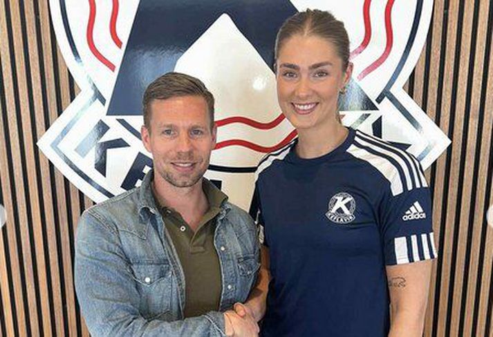 Birna Valgerður Benónýsdóttir og Magnús Sverrir Þorsteinsson formaður handsala nýja samninginn.