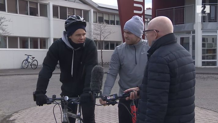 Agnar Smári Jónsson og Róbert Aron Hosert hjóluðu í fangið á tökumanni og Guðjóni Guðmundssyni á döguum.