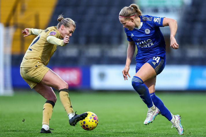 Ruesha Littlejohn hjá Crystal Palace reynir hér að stöðva íslensku landsliðskonunan Hlín Eiriksdóttur í leiknum umrædda á móti Leicester City.