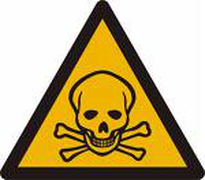 Eiturefni. Listaneminn fær bætur.