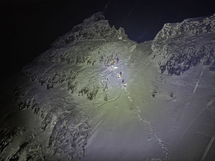 Tveir einstaklingar lentu í vandræðum vegna ísingar og brattlendis í Skessuhorni. Drónar komu að góðu gagni við aðgerðina en þeir nýttust meðal annars við að lýsa upp fjallshlíðina í myrkrinu.