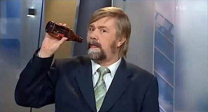 Finnski fréttamaðurinn Kimmo Wilska var rekinn fyrir að taka sopa af bjór í beinni útsendingu. Finnar eru ansi strangir, enda fékk Andri Ólafsson að gera það sama í fréttum Stöðvar 2.