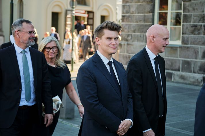 Umhverfisráðherra tók á móti undirskriftum í dag.