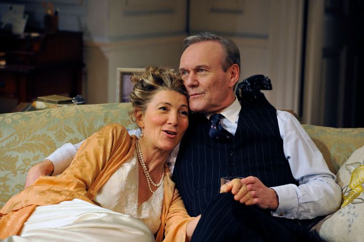 Anthony Head á sviði ásamt Eve Best. 