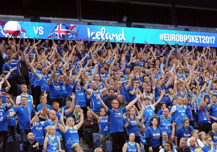 Íslenska körfuboltafjölskyldan á Eurobasket í Helsinki í fyrra.