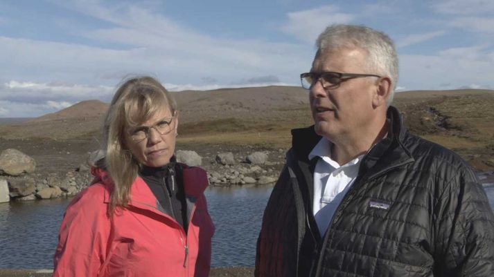 Hrefna Sigmarsdóttir og Bergþór Kristleifsson, bændur á Húsafelli, við lón Urðarfellsvirkjunar.