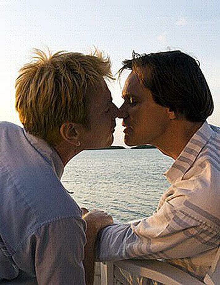 Jim Carrey og Ewan McGregor kyssast í svörtu kómedíunni I Love You Phillip Morris.