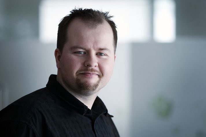 Átak á léttu nótunum Torfi Geirmundsson rakari ræðir skegghirðu í upphafi mottumars. fréttablaðið/vilhelm