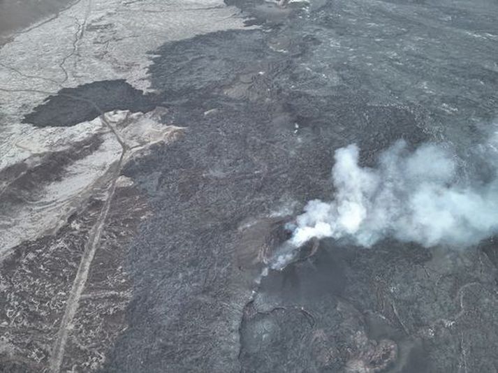 Slokknað er í þeim eina gíg sem eftir var í eldgosinu. Myndin er tekin í eftirlitsflugi Almannavarna í gærkvöldi. Engar hraunslettur sjást í gígnum þó áfram rjúki úr honum. 