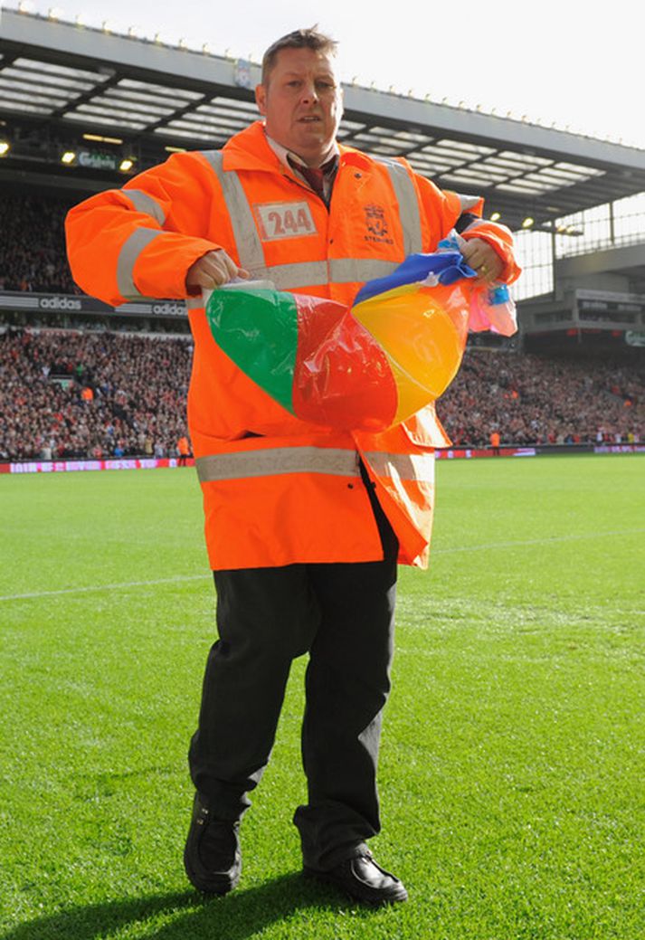 Starfsmenn á Anfield höfðu nóg að gera við að fjarlægja og eyðileggja sundbolta í dag.