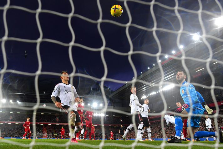 Leikmenn Manchester United fylgjast með þegar Darwin Nunez skorar fimmta mark Liverpool í leiknum.