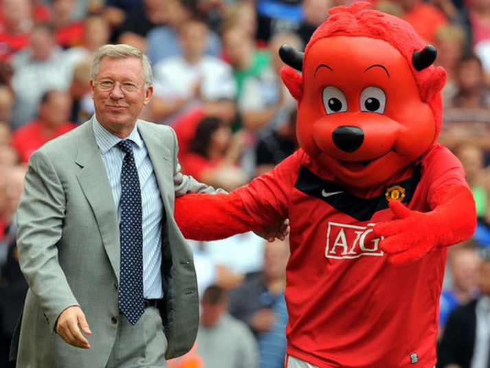 Sir Alex Ferguson, stjóri United með lukkudýri félagsins.