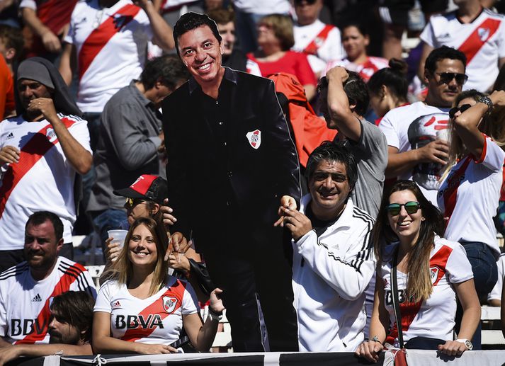 Stuðningsmenn River Plate með pappamynd af þjálfaranum Marcelo Gallardo.