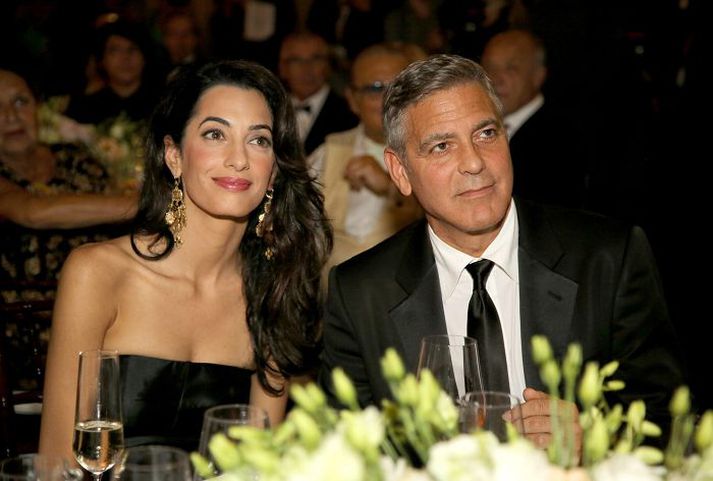 Þau Amal Alamuddin og George Clooney sjást hér í góðgerðarkvöldverði stuttu fyrir brúðkaup sitt en þar ljóstraði leikarinn því upp að parið hefði kynnst á Ítalíu fyrir um það bil ári.