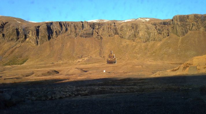 Þannig er útfærsla Sri Chimnoy-miðstöðvarinnar á líkneski á jógagúrúinum við rætur Esjunnar.
