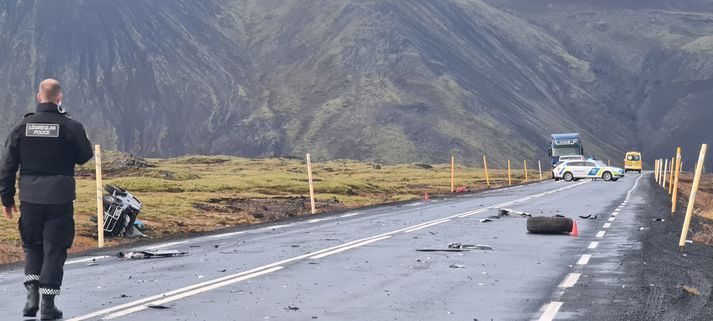 Lögregla og slökkvilið eru á vettvangi.