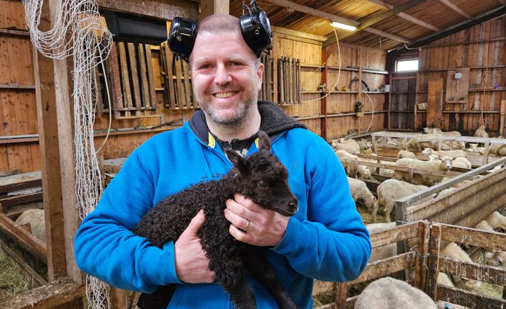 Jón Sindri í Vestri Grund við Stokkseyri með fallegt lamb en nokkur lömb hafa komið í heiminn á bænum undanfarið.