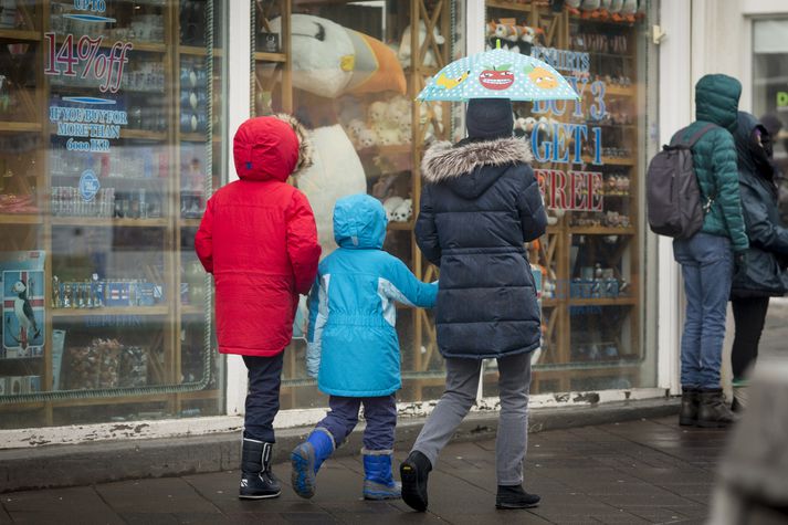 Það verður hlýtt en blautt um helgina.