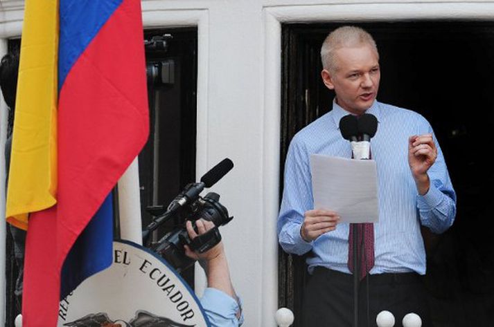 Julian Assange heldur blaðamannafund á svölum sendiráðsins í Ekvador.