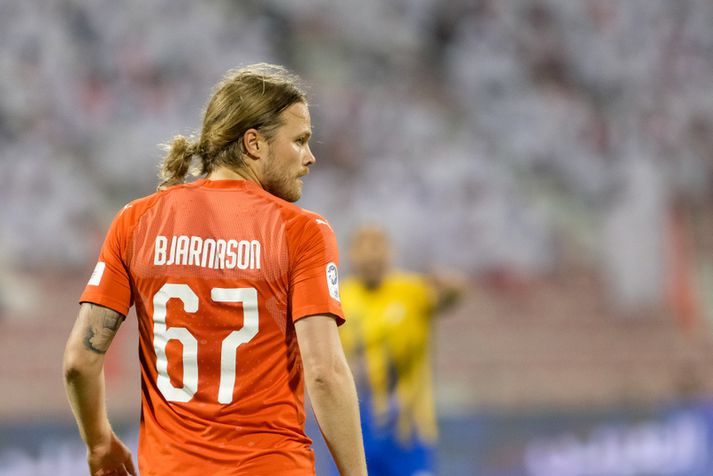 Birkir Bjarnason í búningi Al Arabi þar sem hann spilar í treyju númer 67.