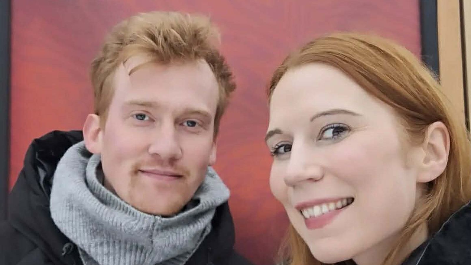 Spurð hvort hún væri að kyssa bróður sinn