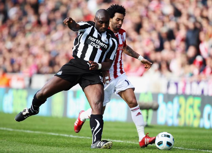 Jermaine Pennant leikmaður Stoke í baráttunni gegn Sol Campbell sem lék með Newcastle árið 2011.