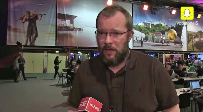 Helgi Jóhannesson upptökustjóri RÚV segir sviðið í Stadthalle lítið en henta íslenska hópnum vel.