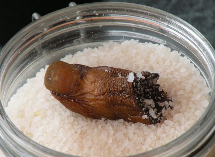 Hefð er fyrir því að dýfa tánni í salt og setja hana svo í drykki.