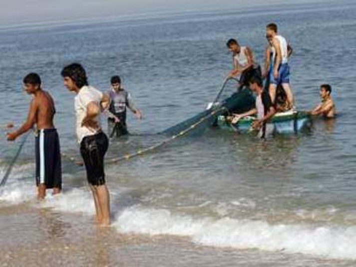 Veiðimenn á gasaströnd Palestínsk ungmenni útbúa net til fiskveiða.