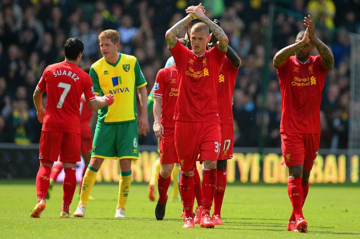 Leikmenn Liverpool þakka fyrir stuðninginn á Carrow Road í dag.