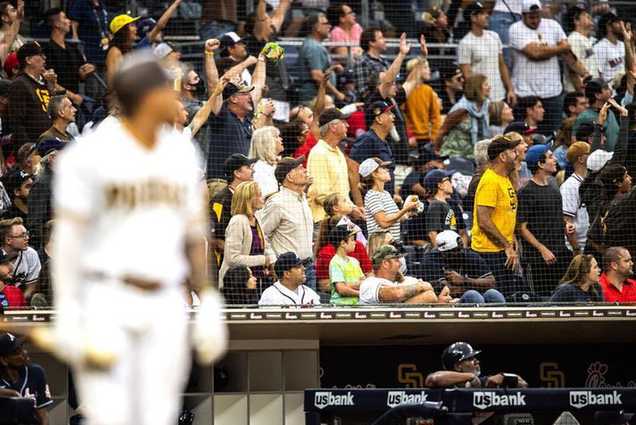 Áhorfendur á leik San Diego Padres og Atlanta Braves.