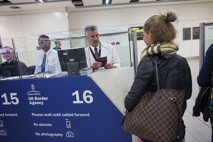 Breskur landamæravörður kannar vegabréf á Gatwick-flugvelli. Myndin er úr safni og tengist efni fréttarinnar ekki.