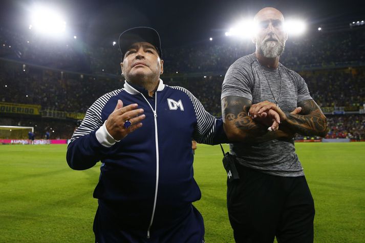 Diego Armando Maradona með einum af aðstoðarmönnum sínum í mars á síðasta ári.