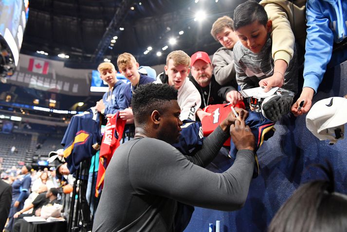 Zion Williamson hefur ekki spilað eina mínútu í NBA-deildinni en það vilja samt margir frá eiginhandaráritun frá honum.