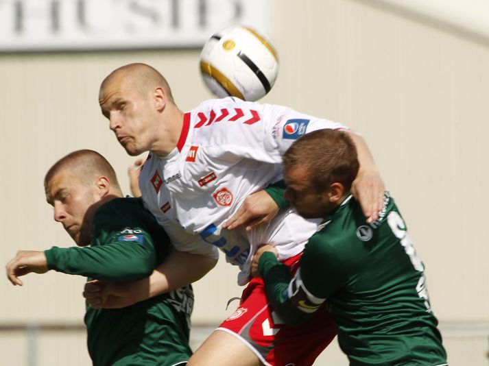 Gunnar Már í baráttu við Guðmund Kristjánsson og Kára Ársælsson