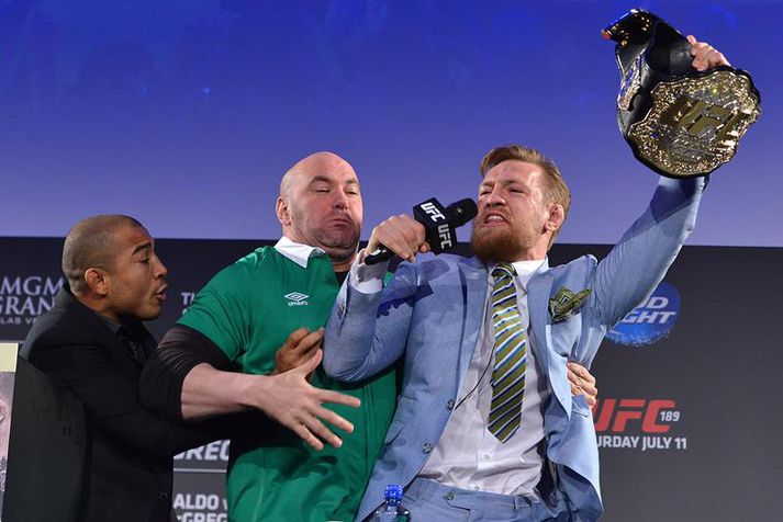 Conor með beltið og Aldo brjálaður. Dana White, forseti UFC, á fullt í fangi með að halda aftur af Brasilíumanninum.